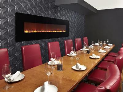 Four Points By Sheraton Hotel & Suites Calgary West Экстерьер фото