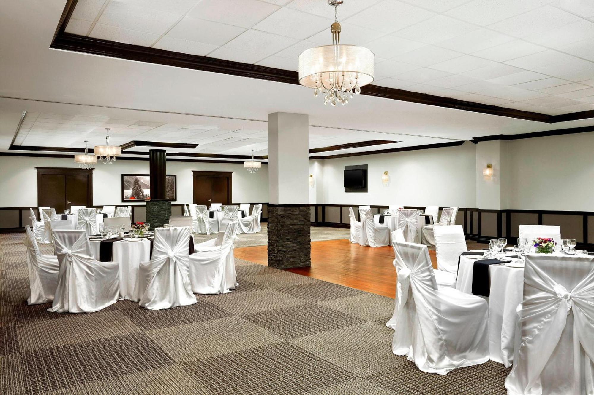 Four Points By Sheraton Hotel & Suites Calgary West Ресторан фото
