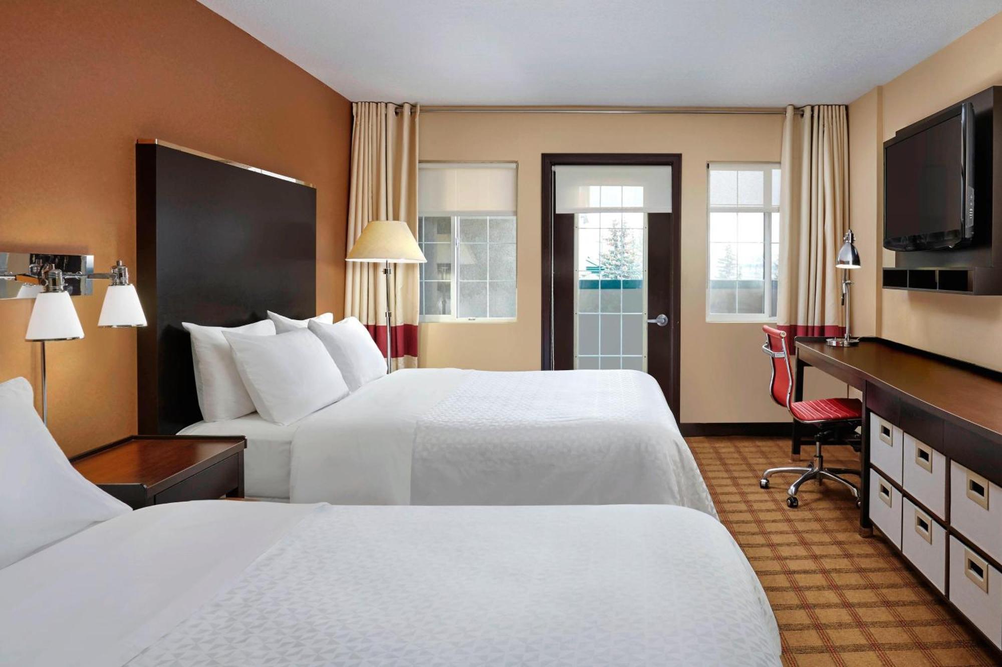 Four Points By Sheraton Hotel & Suites Calgary West Экстерьер фото