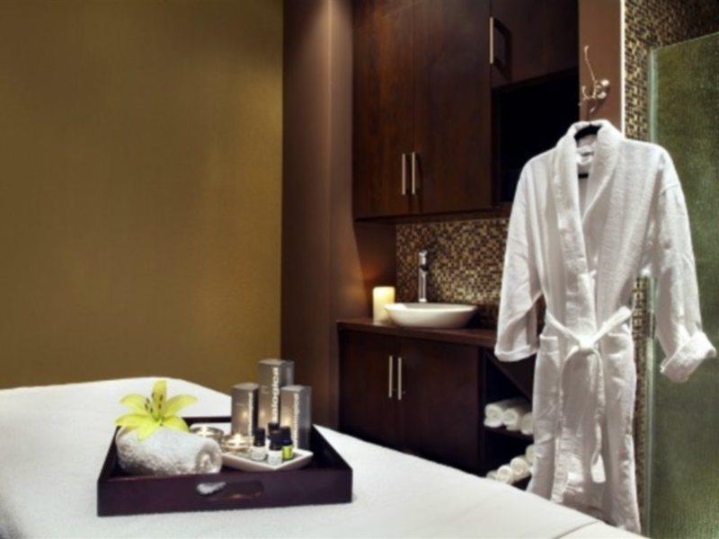 Four Points By Sheraton Hotel & Suites Calgary West Экстерьер фото